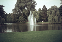 857623 Gezicht op de fontein in de vijver in het Wilhelminapark te Utrecht.